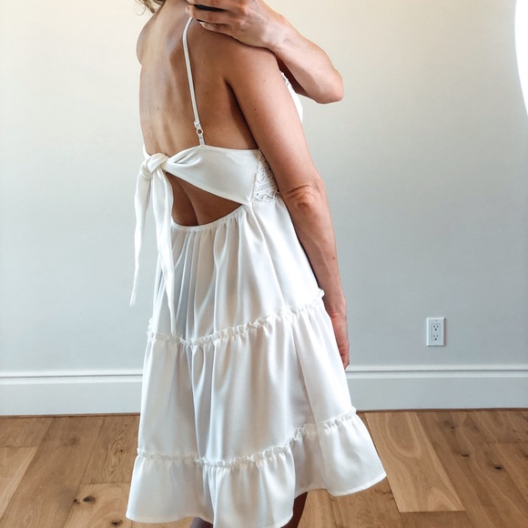 LOOKS BY LAUREN - Picture 2 of 5